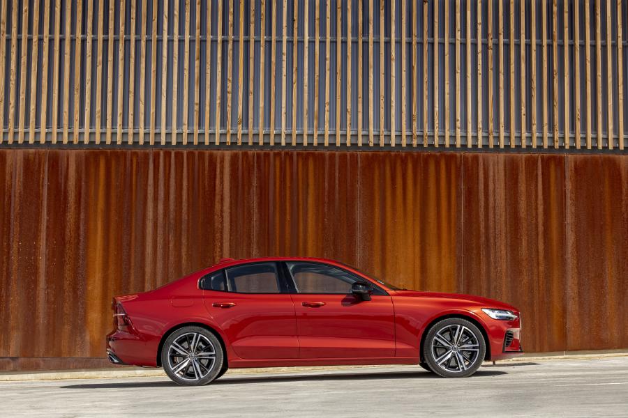  Volvo S60 T8 R-Design 2018 года  (WW) (фото 30 из 40)